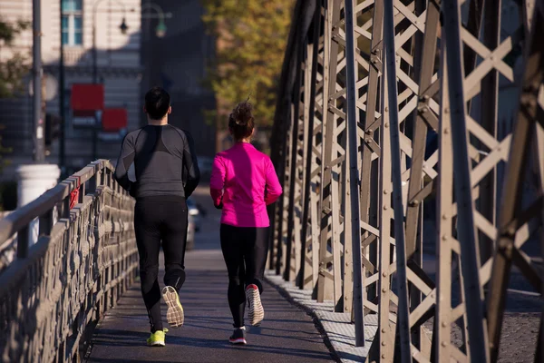 Młoda para joggingu — Zdjęcie stockowe