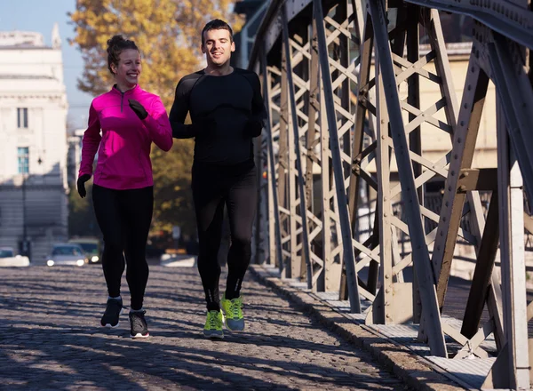 Jovem casal jogging — Fotografia de Stock