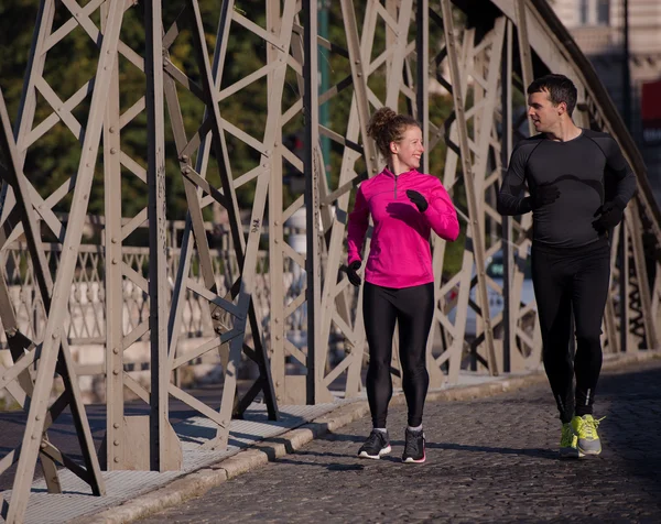 Jeune couple jogging — Photo