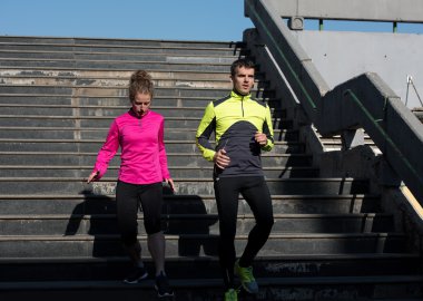 Genç çift merdivenlerinde koşu