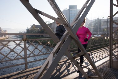 genç bir çift koşu