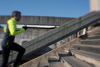 adam merdivenlerinde koşu