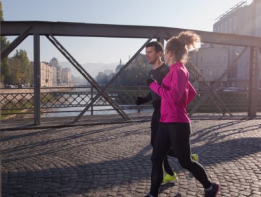 genç bir çift koşu