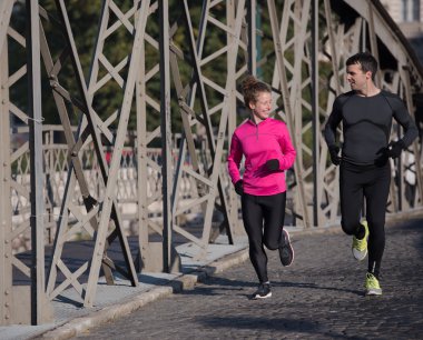 genç bir çift koşu