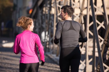 genç bir çift koşu