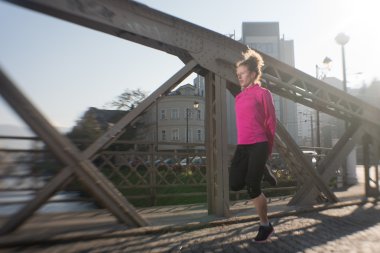 Koşu sabaha uzanan kadın