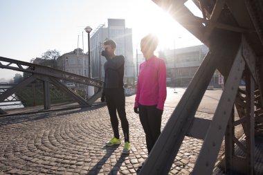 Çift jogging önce ısınma