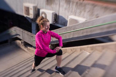 Koşu sabaha uzanan kadın