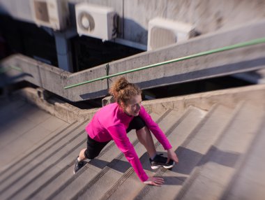 Koşu sabaha uzanan kadın