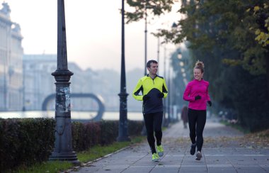 genç bir çift koşu