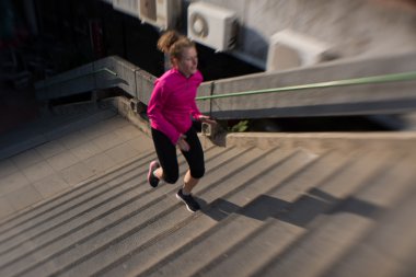 kadın merdivenlerde koşu