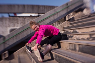 Koşu sabaha uzanan kadın