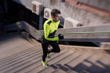 adam merdivenlerinde koşu