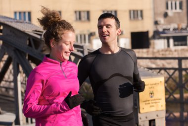 genç bir çift koşu