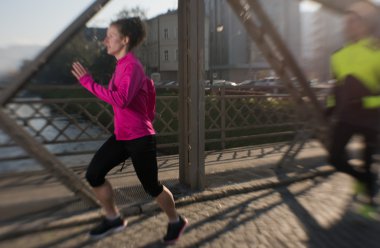 genç bir çift koşu