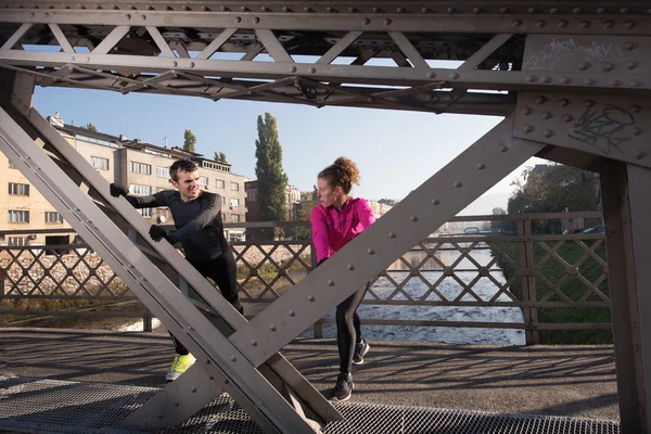 Casal aquecimento antes de correr — Fotografia de Stock