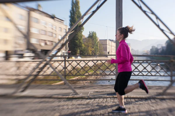 Mujer deportiva trotando en la mañana —  Fotos de Stock