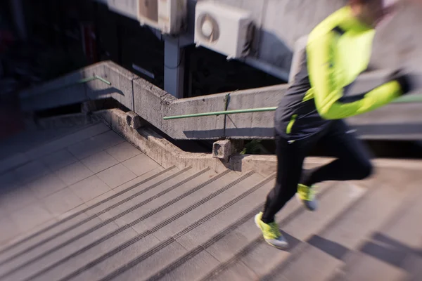Mann joggt auf Stufen — Stockfoto