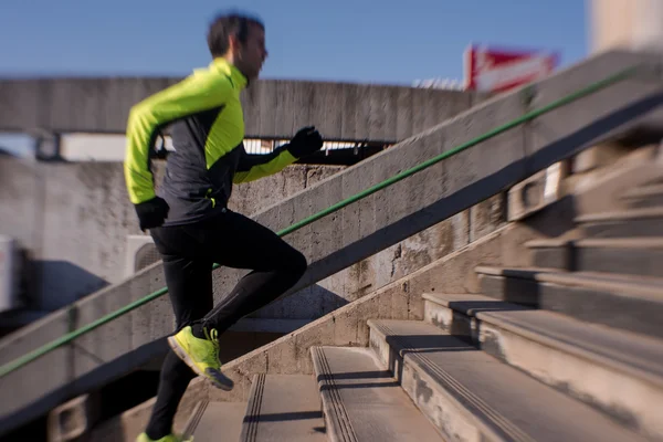 Muž zaběhat na schodech — Stock fotografie