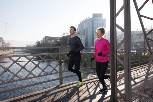 Jeune couple jogging — Photo