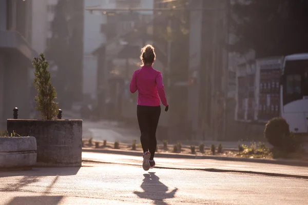 Sportivo donna jogging su mattina — Foto Stock