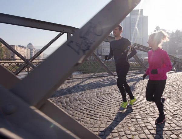 Jong koppel joggen — Stockfoto