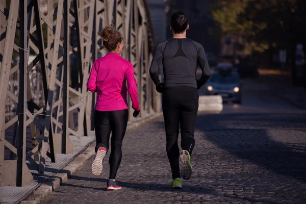 Jeune couple jogging — Photo