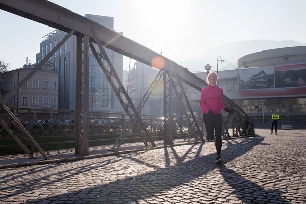 Sportig kvinna jogging på morgonen — Stockfoto