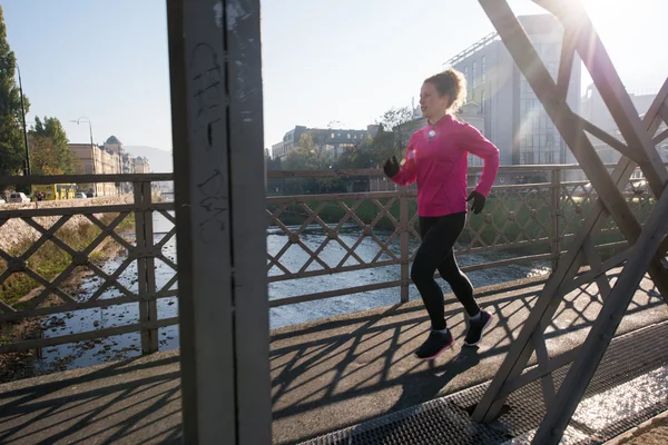 Σπορ γυναίκα τρέξιμο το πρωί — Φωτογραφία Αρχείου