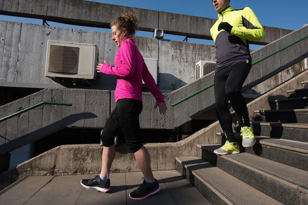 Jong koppel joggen op stappen — Stockfoto