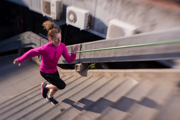 Vrouw joggen op stappen — Stockfoto