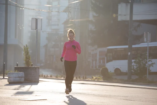 Sportig kvinna jogging på morgonen — Stockfoto