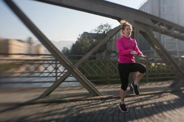 Frau dehnt sich vor dem morgendlichen Joggen — Stockfoto