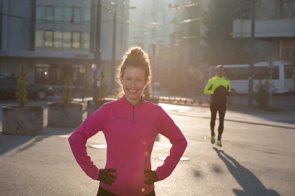 Rozciąganie przed rano jogging kobieta — Zdjęcie stockowe