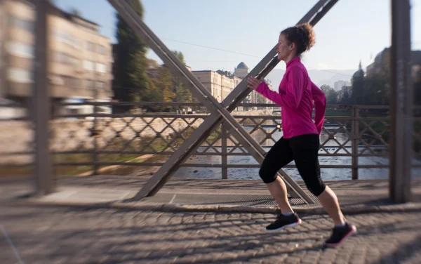 Mujer deportiva trotando en la mañana — Foto de Stock