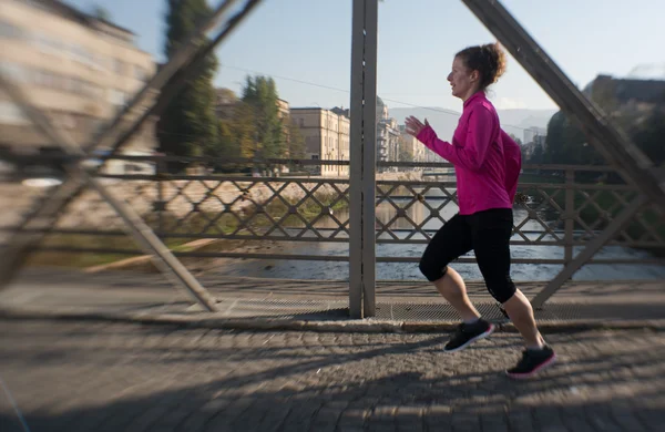 Sportovní žena zaběhat na ráno — Stock fotografie