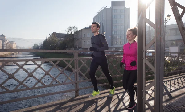 Jeune couple jogging — Photo