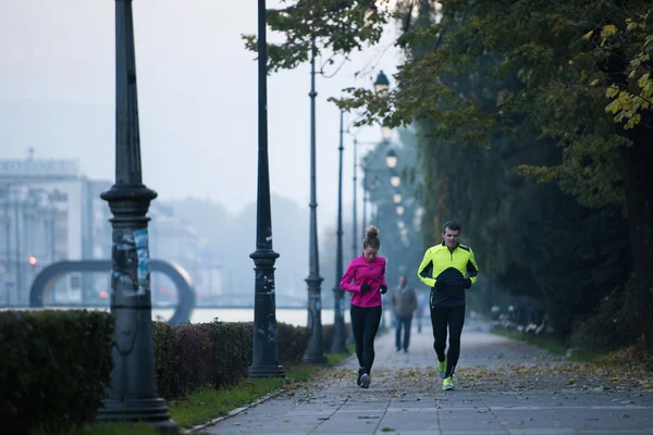 Jeune couple jogging — Photo