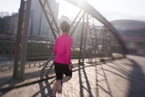 Σπορ γυναίκα τρέξιμο το πρωί — Φωτογραφία Αρχείου