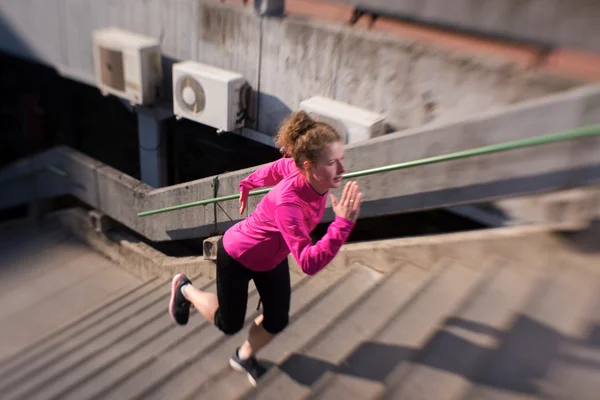 Frau joggt auf Stufen — Stockfoto