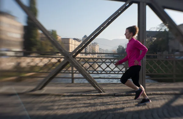 Femme sportive jogging le matin — Photo