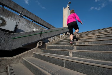 kadın merdivenlerde koşu
