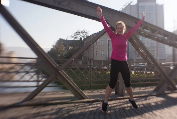 Žena, táhnoucí se před ranní jogging — Stock fotografie