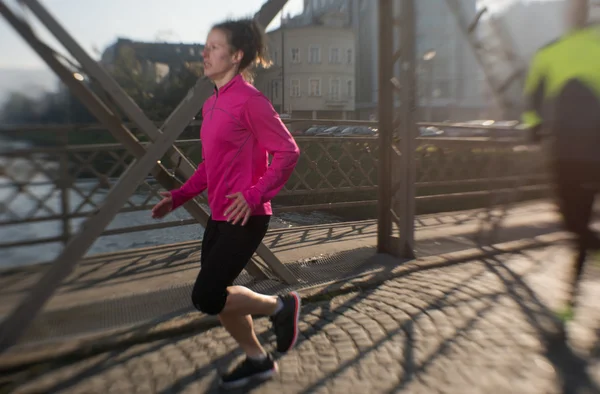 Jeune couple jogging — Photo