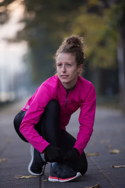 Rozciąganie przed rano jogging kobieta — Zdjęcie stockowe