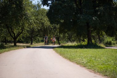 Bisiklete sahip genç çok ırklı çift doğada binmek