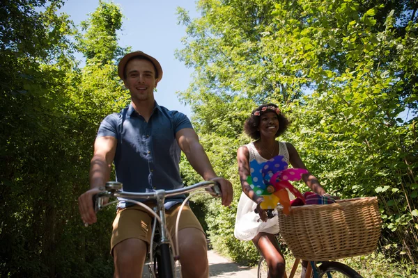 Młoda para wieloetnicznym na rowerze jeździć w przyrodzie — Zdjęcie stockowe