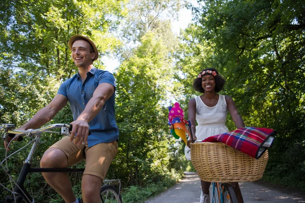 Młoda para wieloetnicznym na rowerze jeździć w przyrodzie — Zdjęcie stockowe