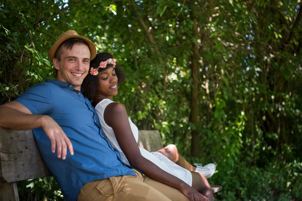 Jonge multi-etnisch paar met een fiets rijden in de natuur — Stockfoto