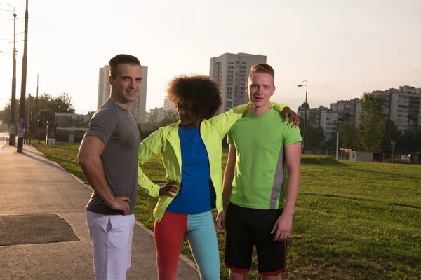Portrait groupe multiethnique de personnes sur le jogging — Photo